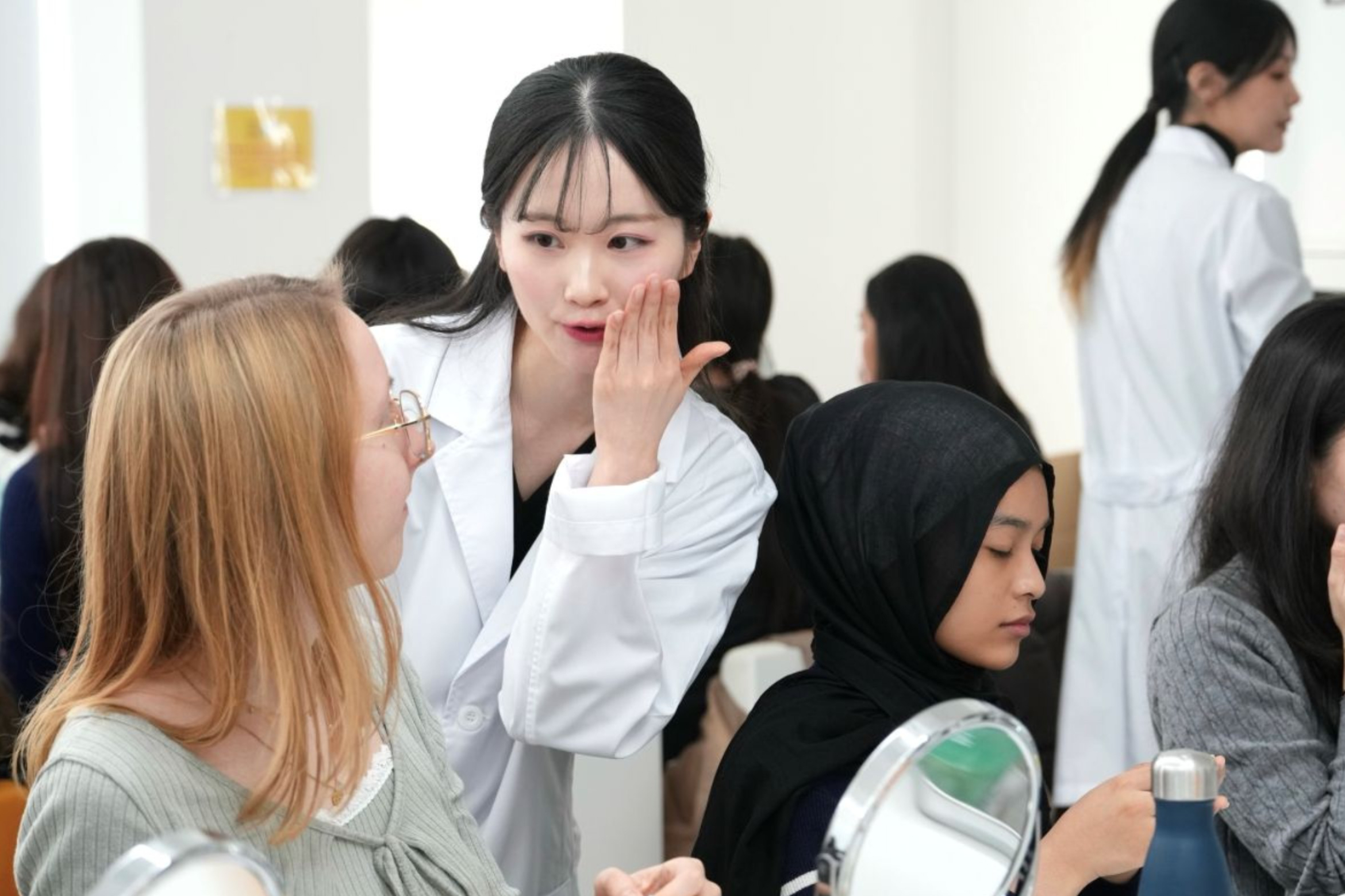 닥터지, 외국인 고객 대상 '피부 장벽 케어 클래스' 진행 - 뉴스 썸네일 이미지
